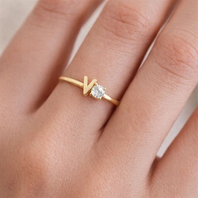 Taş Detaylı V Harfli Minimal Altın Yüzük 