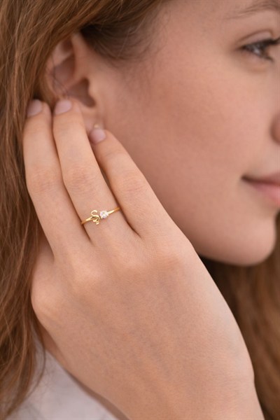 Taş Detaylı Ş Harfli Minimal Altın Yüzük 