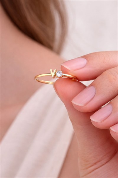 Taş Detaylı V Harfli Minimal Altın Yüzük 