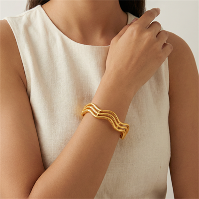 Zarif Dalgalı Üç Sıralı Ajda Model Altın Kelepçe