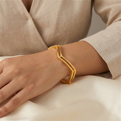 Zikzak Desenli İki Sıralı Ajda Model Altın Kelepçe