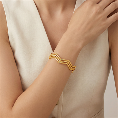 Zikzak Desenli Üç Sıralı Ajda Model Altın Kelepçe