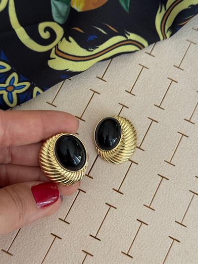 Gold Tırtıklı Plaka Siyah Taşlı Küpe