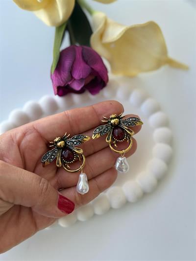 Özel Seri  İnci Sallantılı Bordo Taşlı Arı Küpe