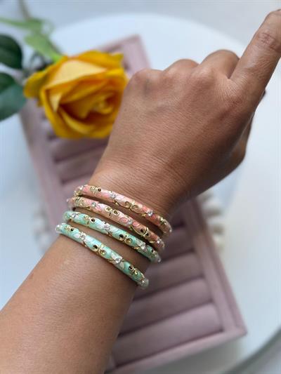 Özel Seri Mineli Çiçek Figürlü Nokta Taş Detay Kelepçe Bileklik -Yeşil