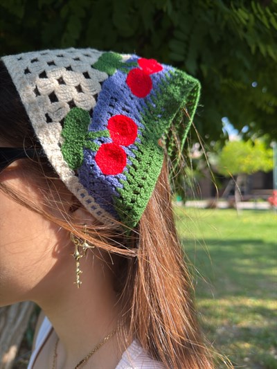 Koyu Yeşil Kenarlı Kiraz  Desenli Üçgen İpli Bandana