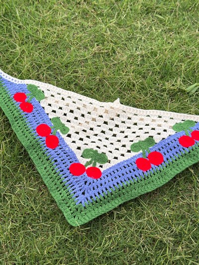 Koyu Yeşil Kenarlı Kiraz  Desenli Üçgen İpli Bandana