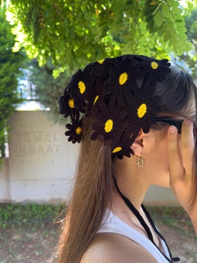 Siyah Çiçekli Üçgen İpli Bandana