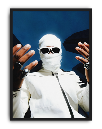 Urban Ghost Modern Duvar Tablosu – Beyaz Maskeli Street Poster