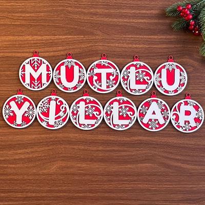 11 Harfli Kırmızı Beyaz İpli MUTLU YILLAR Yazılı Ahşap Yılbaşı Ağaç Süsü (3936)