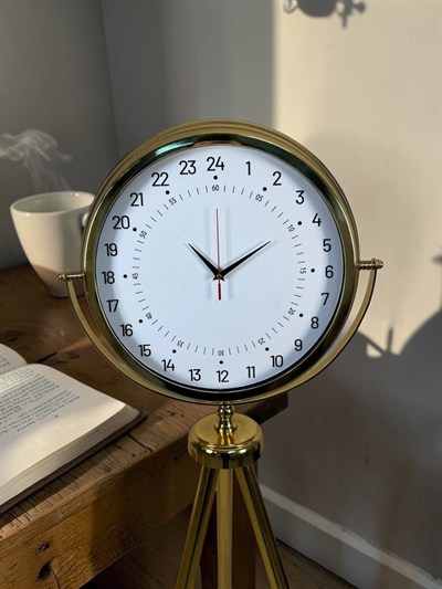 24 Saat Göstergeli Özel Tasarım Gold Tripod Ayaklı Duvar Saati