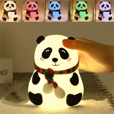 5 Farklı Renk Modlu Panda Figürlü Pofuduk LED Gece Lambası–Yumuşak Dokulu Çocuk Odası ve Dekoratif Şarjlı Ortam Işığı
