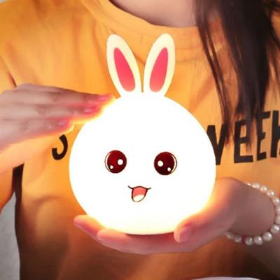 5 Farklı Renk Modlu Tavşan Figürlü Pofuduk LED Gece Lambası–Yumuşak Dokulu Çocuk Odası ve Dekoratif Şarjlı Ortam Işığı (3936)