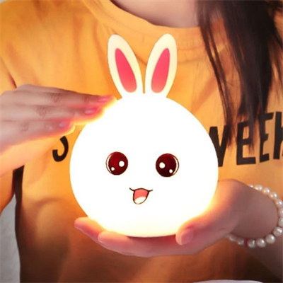 5 Farklı Renk Modlu Tavşan Figürlü Pofuduk LED Gece Lambası–Yumuşak Dokulu Çocuk Odası ve Dekoratif Şarjlı Ortam Işığı