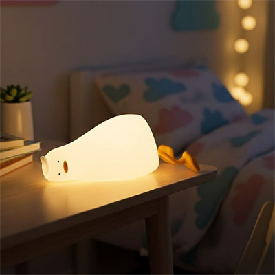 5 Farklı Renk Modlu Tembel Ördek Figürlü Pofuduk LED Gece Lambası–Yumuşak Dokulu Çocuk Odası ve Dekoratif Şarjlı Ortam Işığı