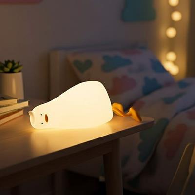 5 Farklı Renk Modlu Tembel Ördek Figürlü Pofuduk LED Gece Lambası–Yumuşak Dokulu Çocuk Odası ve Dekoratif Şarjlı Ortam Işığı (3936)