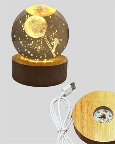 5 cm 3D Kristal Astronot Küre Lamba – Dekoratif LED Işıklı Ahşap Stand