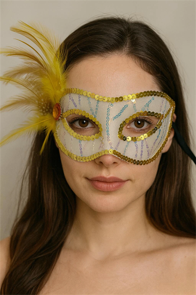 Altın Renk Yandan Tüylü Pul Payet İşlemeli Parti Maskesi 23x12 Cm