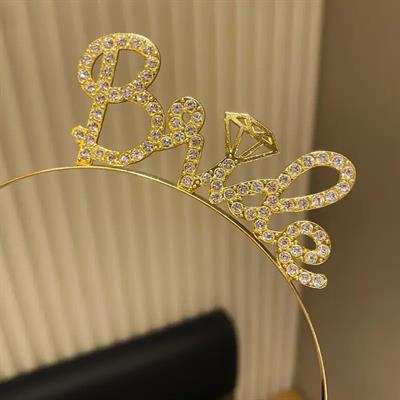 Altın Renkli Taşlı “Bride” Gelin Tacı – El Yazısı Yazı Tipiyle (3936)