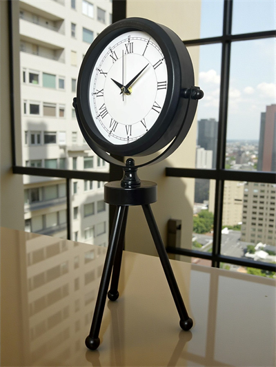 Asalet Siyah Üç Ayaklı Metal Masa Saati