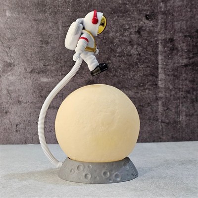 BUFFER® 3D Ay Üzerinde Astronot LED Gece Lambası – Dokunmatik 10 Renk Değiştiren Dekoratif Çocuk Odası Masaüstü Ay Lambası