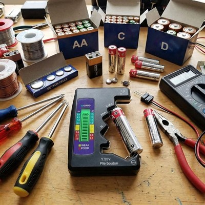 BUFFER® Evrensel Dijital Pil Test Cihazı – AA, AAA, C, D, N, 9V ve Düğme Pil Uyumlu Mini Pil Kapasite & Seviye Ölçer