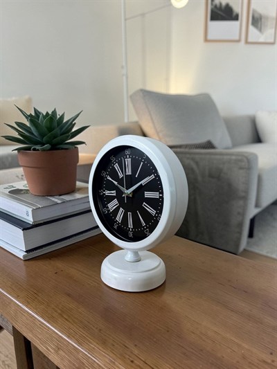 Beyaz Kontrast Tasarım 25 x 20 Cm Metal Masa Saati