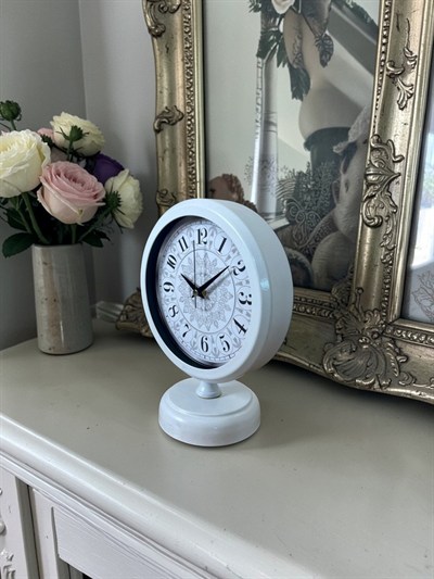 Beyaz Motifli 25 x 20 Cm Metal Masa Saati
