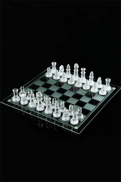 Cam satranç takımı 20x20 cm boyutunda şeffaf cam taşlar ve cam satranç tahtası ile