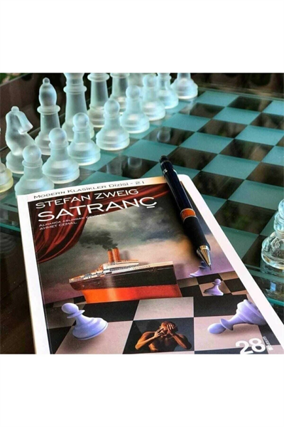 Cam satranç takımı 20x20 cm boyutunda şeffaf cam taşlar ve cam satranç tahtası ile