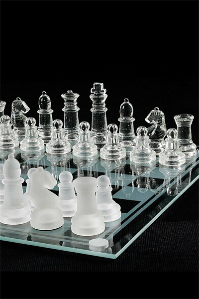 Cam satranç takımı 20x20 cm boyutunda şeffaf cam taşlar ve cam satranç tahtası ile