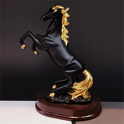 Dekoratif Şaha Kalkan At Biblo