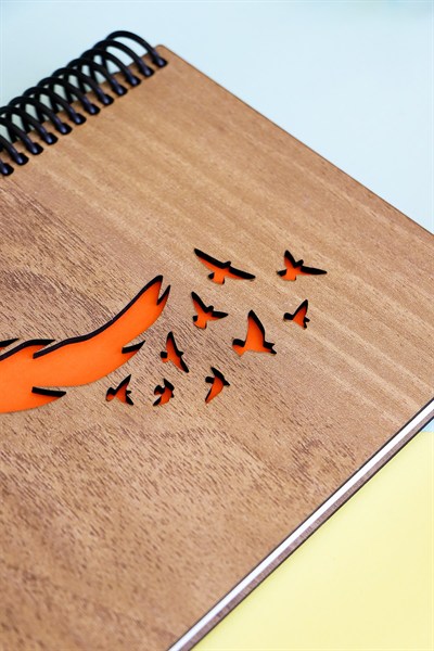 Doğal Ahşap Kapaklı Çizgisiz Defter – Şık ve Dayanıklı Tasarım