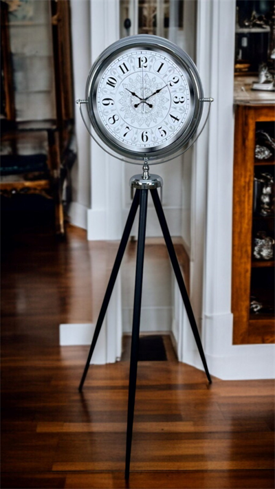 Elegance Desenli Tripod Ayaklı Saat