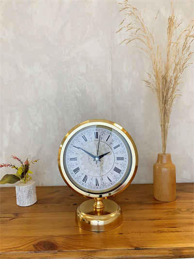 Gold Metal Çini Desenli Roma Rakamlı Masa Saati