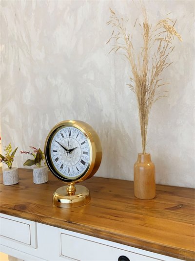 Gold Metal Çini Desenli Roma Rakamlı Masa Saati