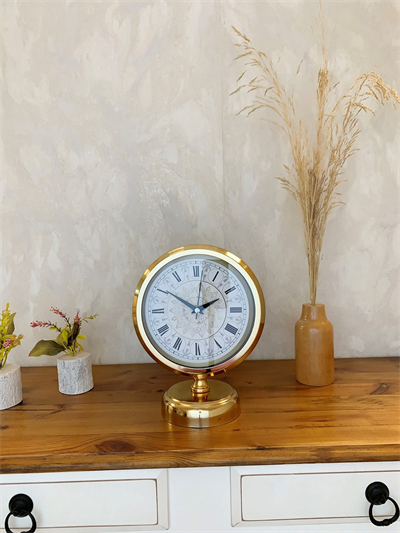 Gold Metal Çini Desenli Roma Rakamlı Masa Saati