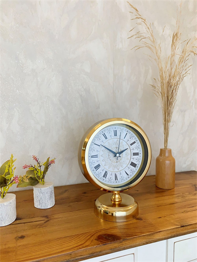 Gold Metal Çini Desenli Roma Rakamlı Masa Saati