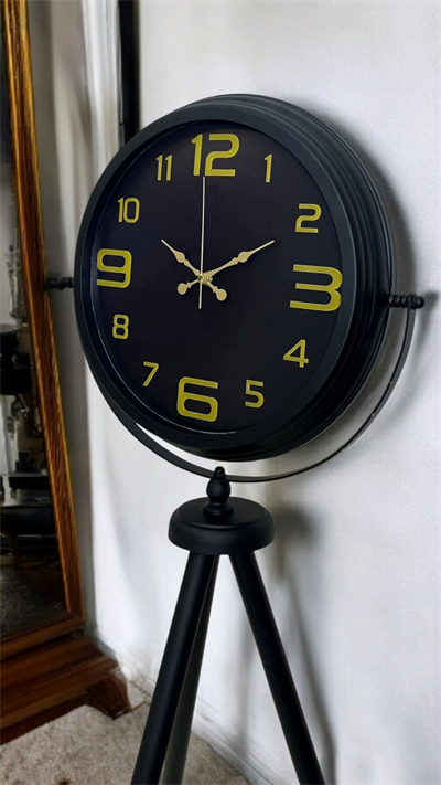 Gold Rakamlı Siyah Tripod Ayaklı Saat