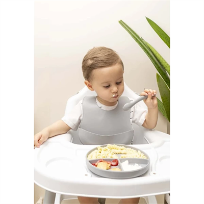 Gri 3’lü Silikon Yemek Seti – Önlük + Diş Kaşıyıcılı Kaşık + Vakumlu Tabak
