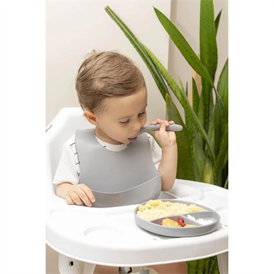 Gri 3’lü Silikon Yemek Seti – Önlük + Diş Kaşıyıcılı Kaşık + Vakumlu Tabak