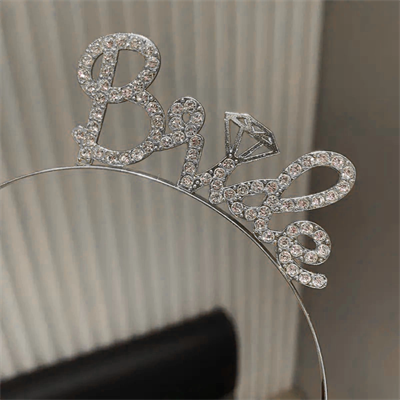 Gümüş Renkli Taşlı “Bride” Gelin Tacı – El Yazısı Yazı Tipiyle