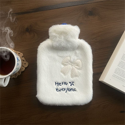 Hello Everyone Yazılı Kurdeleli Beyaz Peluş Sıcak Su Torbası 1 Lt – Yumuşak Kılıf, Uzun Süre Sıcak Tutan Termal Su Torbası