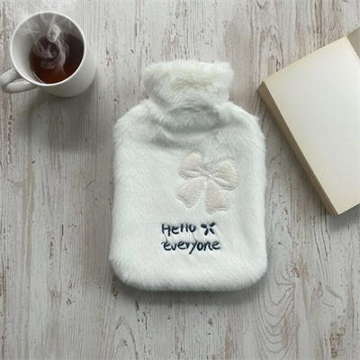 Hello Everyone Yazılı Kurdeleli Beyaz Peluş Sıcak Su Torbası 1 Lt – Yumuşak Kılıf, Uzun Süre Sıcak Tutan Termal Su Torbası Bx40