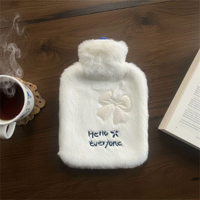 Hello Everyone Yazılı Kurdeleli Beyaz Peluş Sıcak Su Torbası 1 Lt – Yumuşak Kılıf, Uzun Süre Sıcak Tutan Termal Su Torbası Bx40
