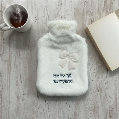 Hello Everyone Yazılı Kurdeleli Beyaz Peluş Sıcak Su Torbası 1 Lt – Yumuşak Kılıf, Uzun Süre Sıcak Tutan Termal Su Torbası (3936)