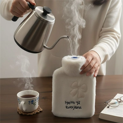 Hello Everyone Yazılı Kurdeleli Beyaz Peluş Sıcak Su Torbası 1 Lt – Yumuşak Kılıf, Uzun Süre Sıcak Tutan Termal Su Torbası
