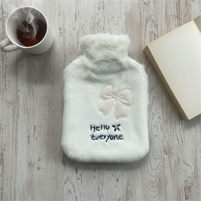 Hello Everyone Yazılı Kurdeleli Beyaz Peluş Sıcak Su Torbası 1 Lt – Yumuşak Kılıf, Uzun Süre Sıcak Tutan Termal Su Torbası