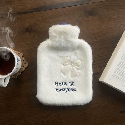 Hello Everyone Yazılı Kurdeleli Beyaz Peluş Sıcak Su Torbası 1 Lt – Yumuşak Kılıf, Uzun Süre Sıcak Tutan Termal Su Torbası (3936)