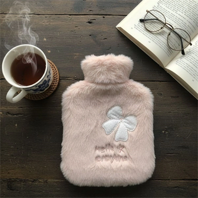 Hello Everyone Yazılı Kurdeleli Pembe Peluş Sıcak Su Torbası 1 Lt – Yumuşak Kılıf, Uzun Süre Sıcak Tutan Termal Su Torbası Bx40